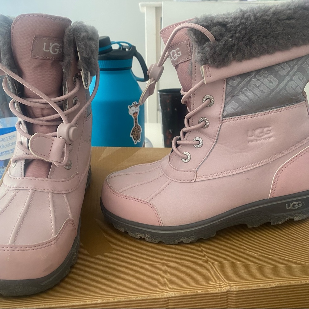 Ugh girls size boots in pastel pink with gray size 3. Used good condition.